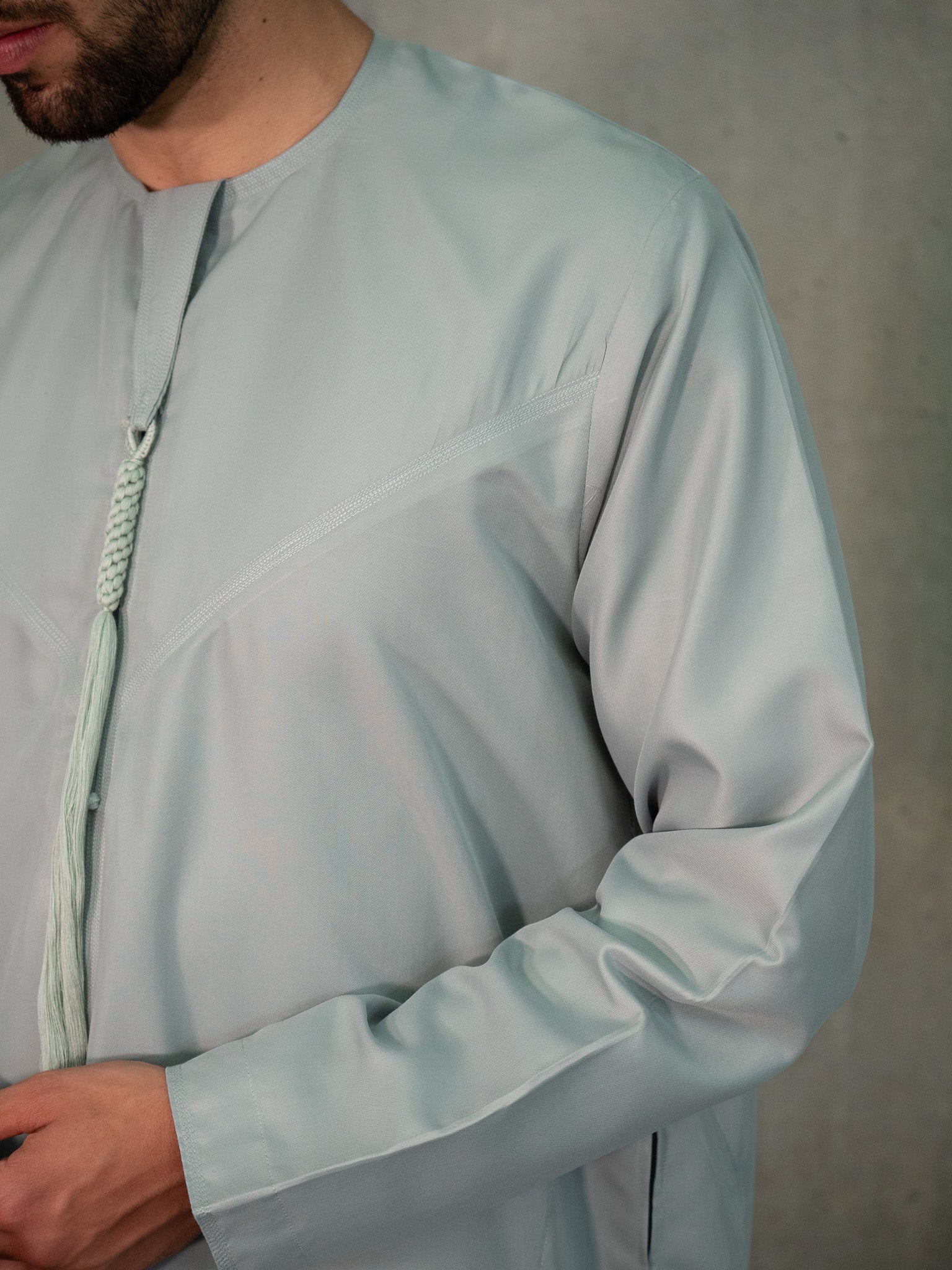 Mint Emirati Thobe, Emirati Thobes