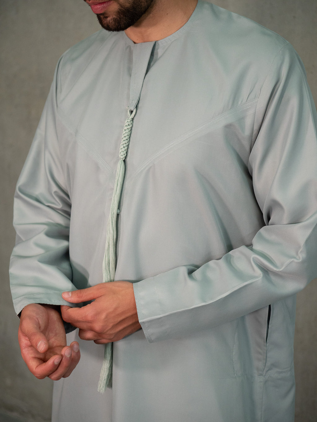 Mint Emirati Thobe, Emirati Thobes