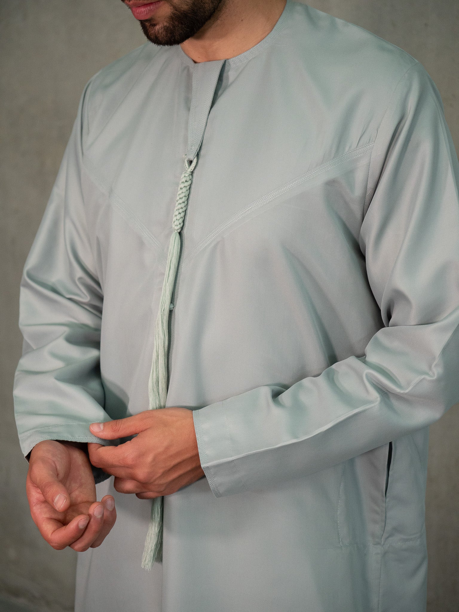 Mint Emirati Thobe, Emirati Thobes