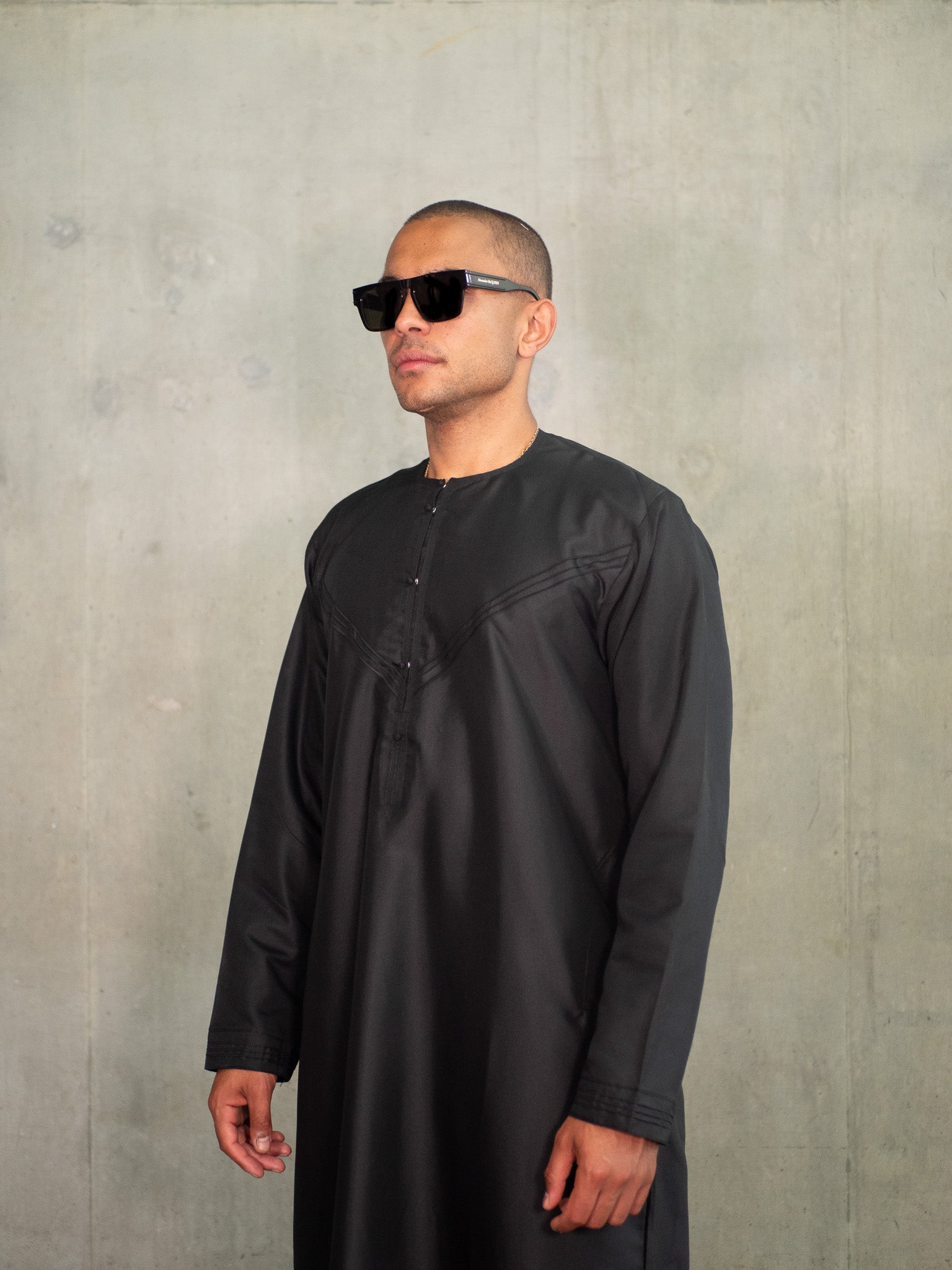 Black Emirati Thobe, Emirati Thobes 1
