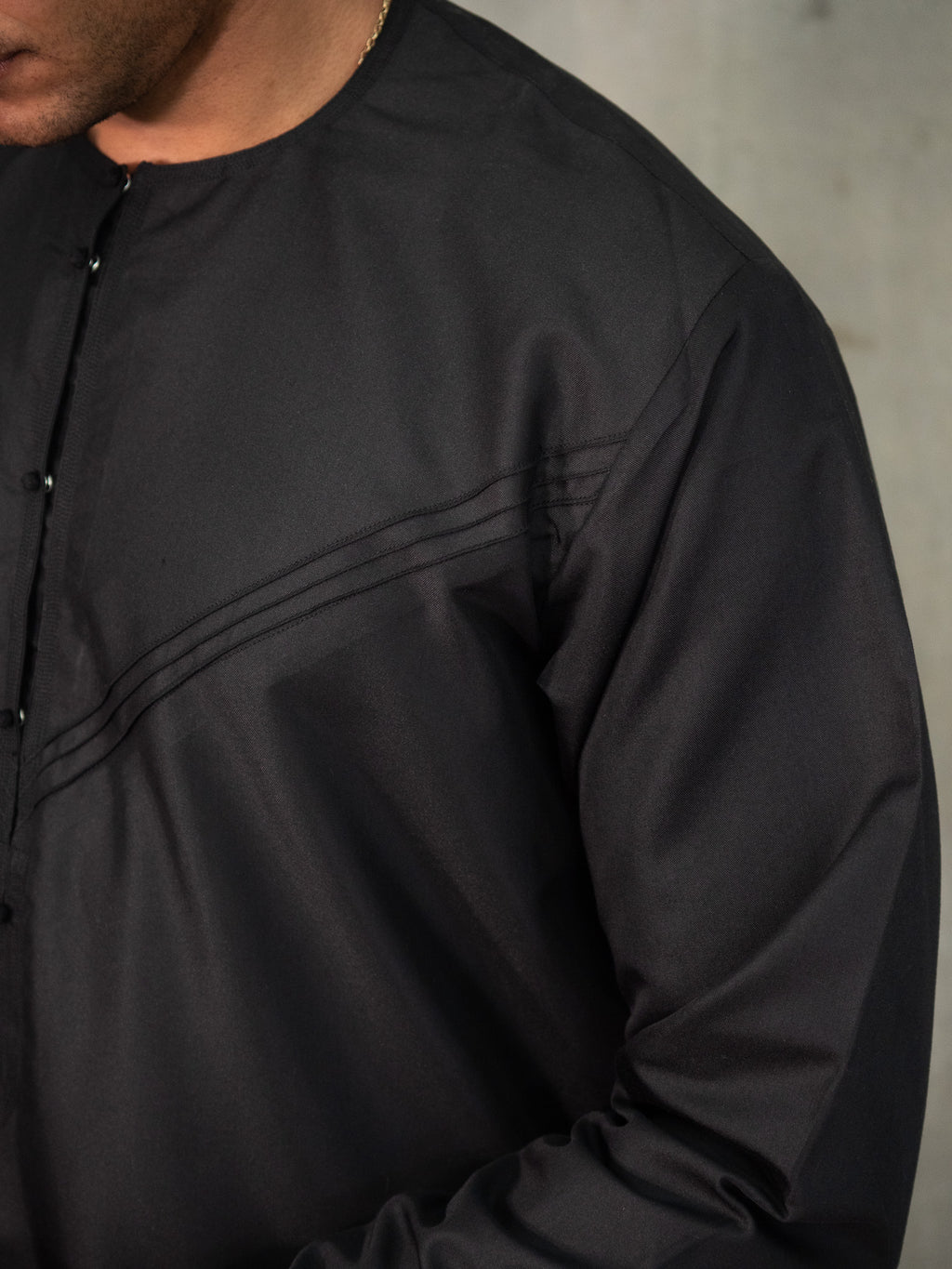 Black Emirati Thobe, Emirati Thobes