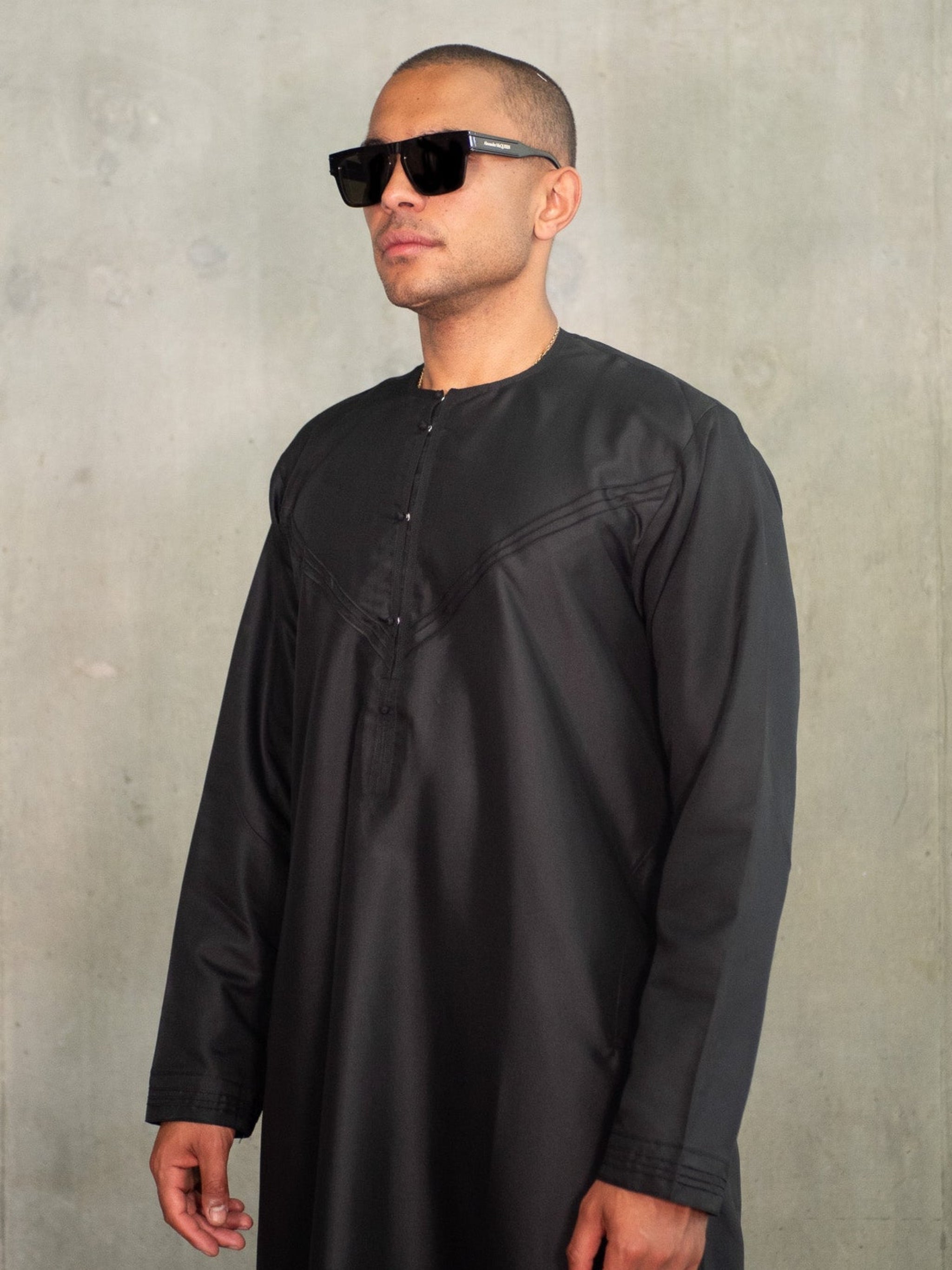 Black Emirati Thobe, Emirati Thobes
