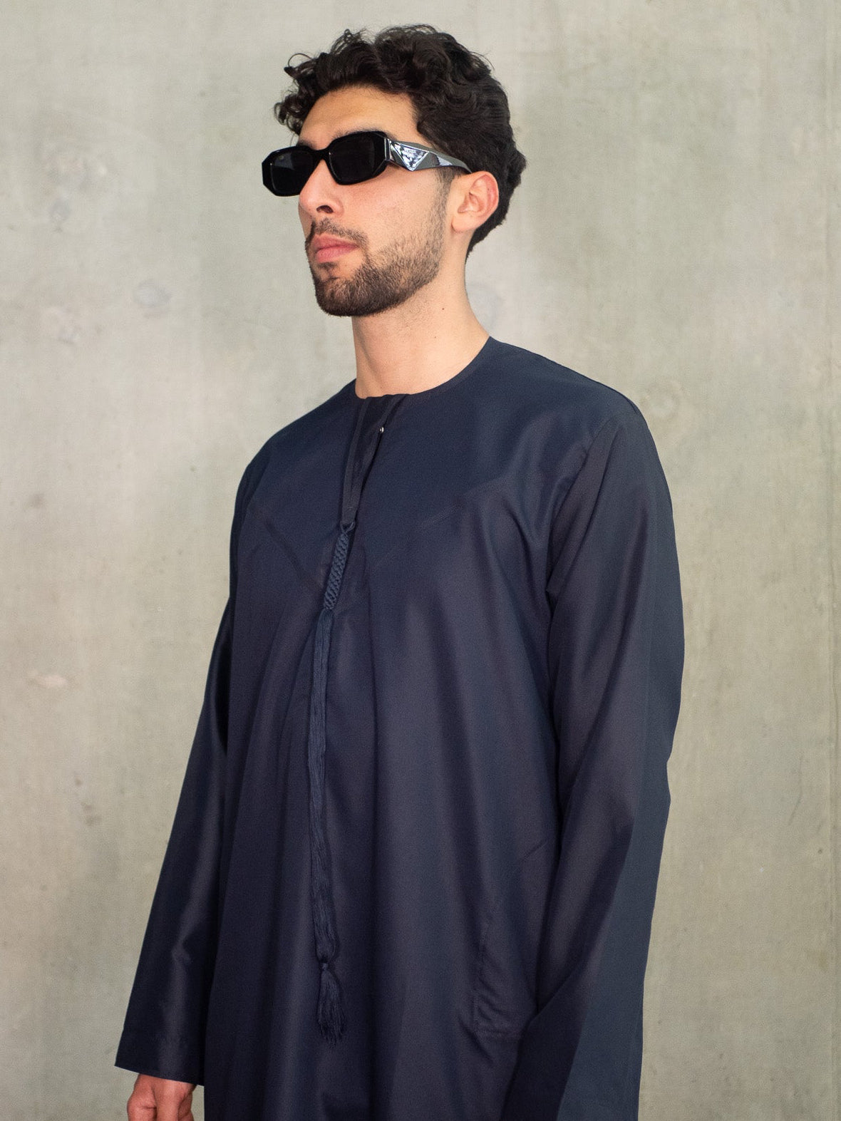 Navy Emirati Thobe, Emirati Thobes