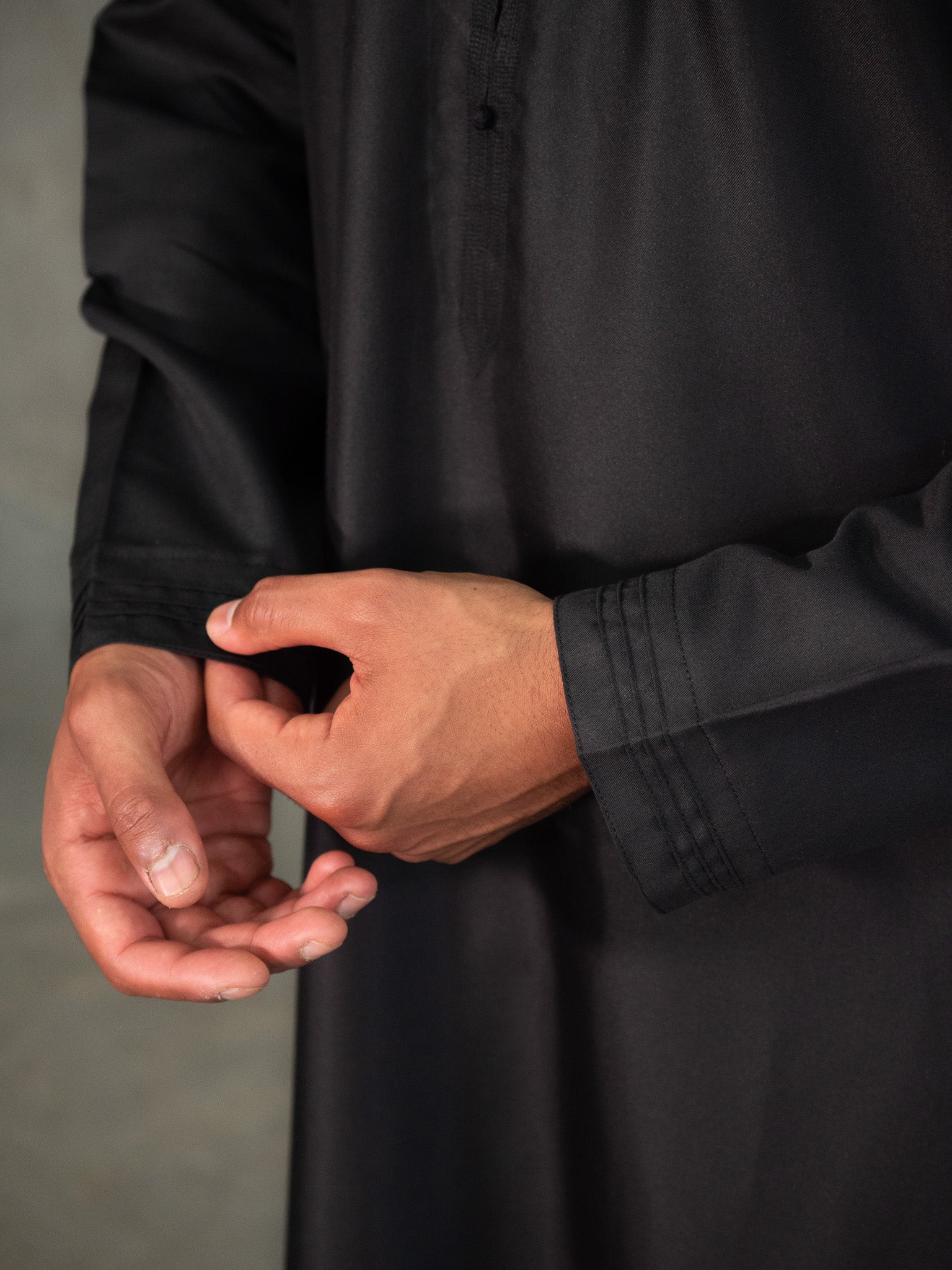 Black Emirati Thobe, Emirati Thobes