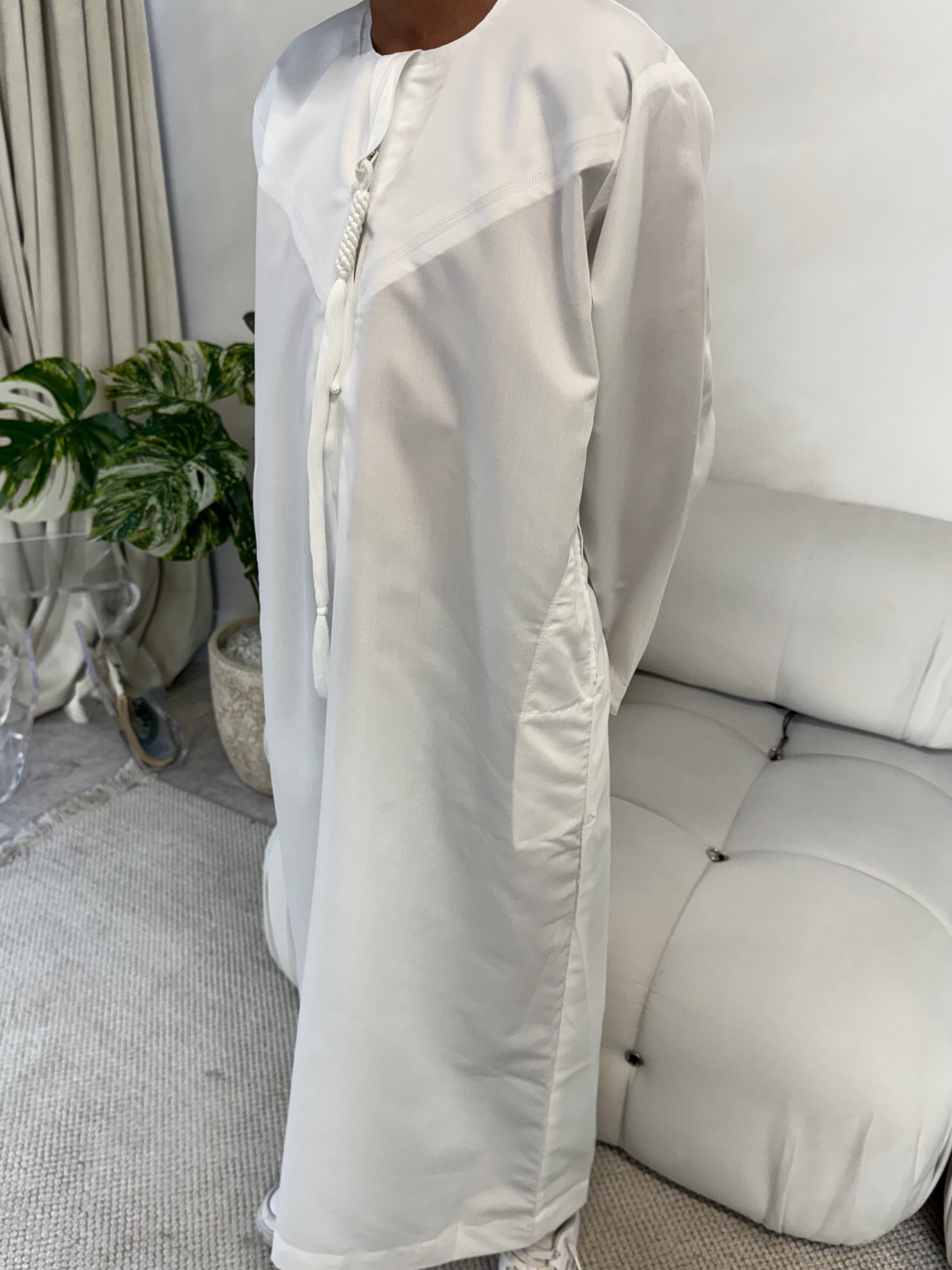 White Emirati Kids, Emirati Thobes