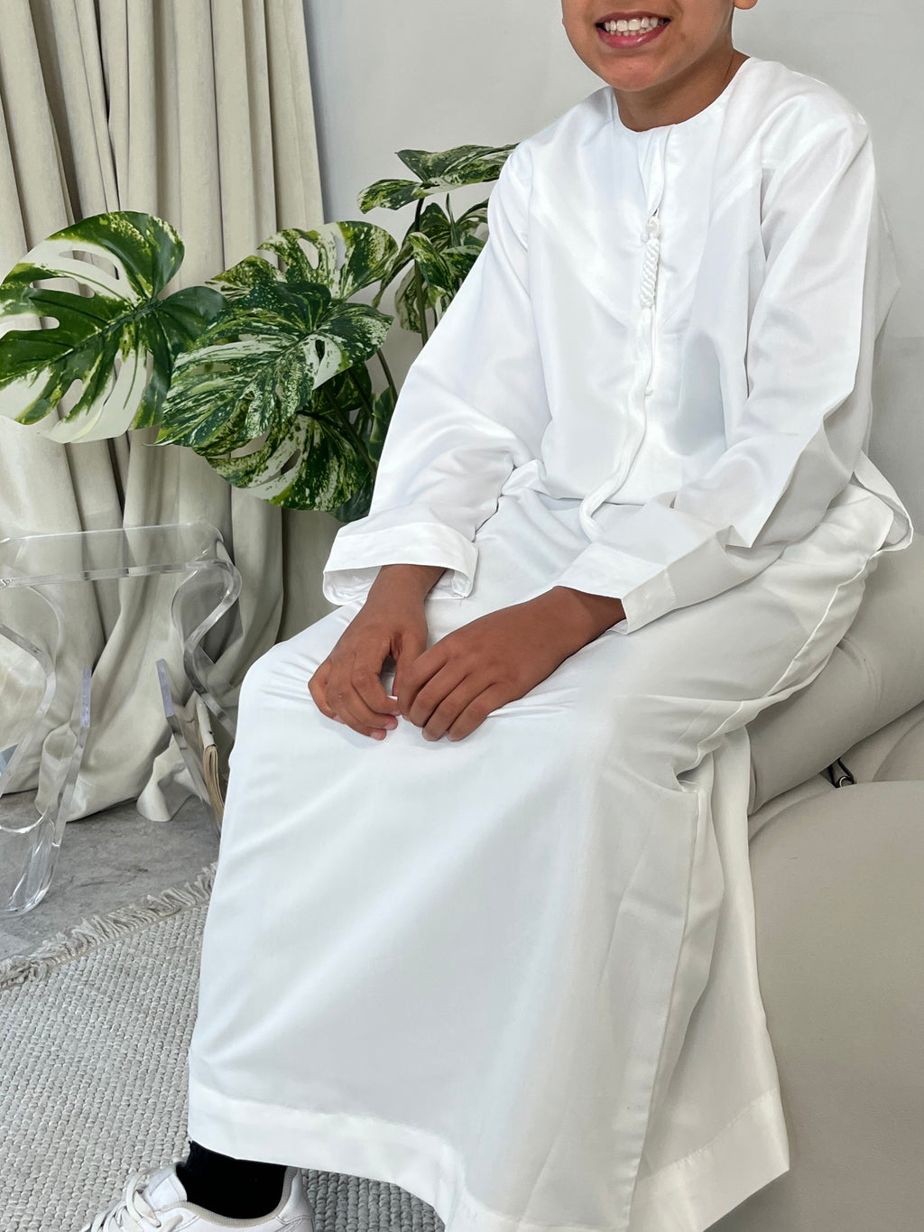 White Emirati Kids, Emirati Thobes