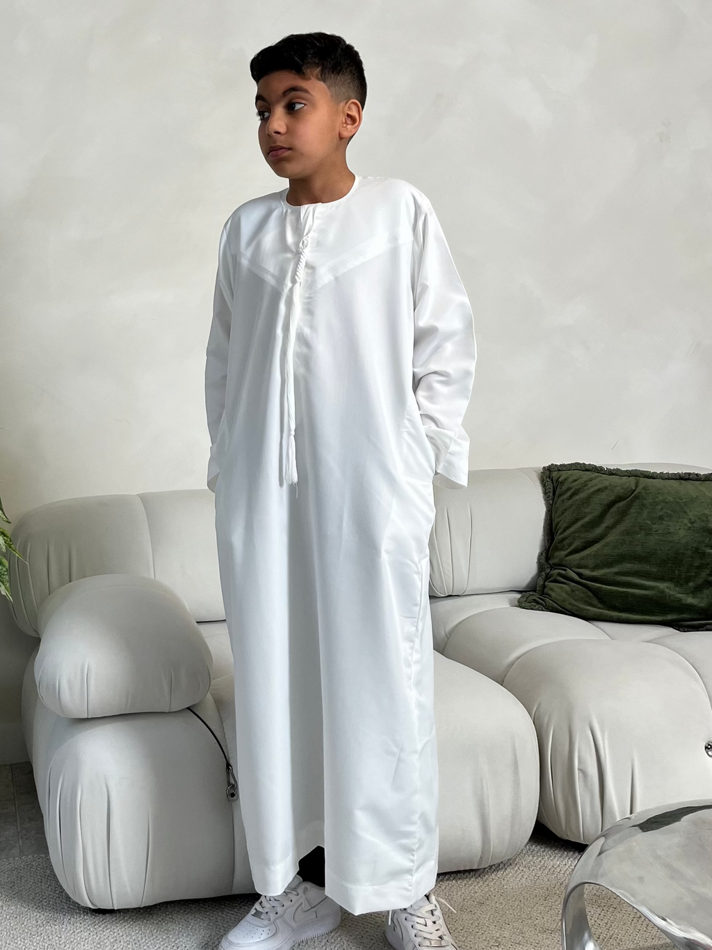 White Emirati Kids, Emirati Thobes