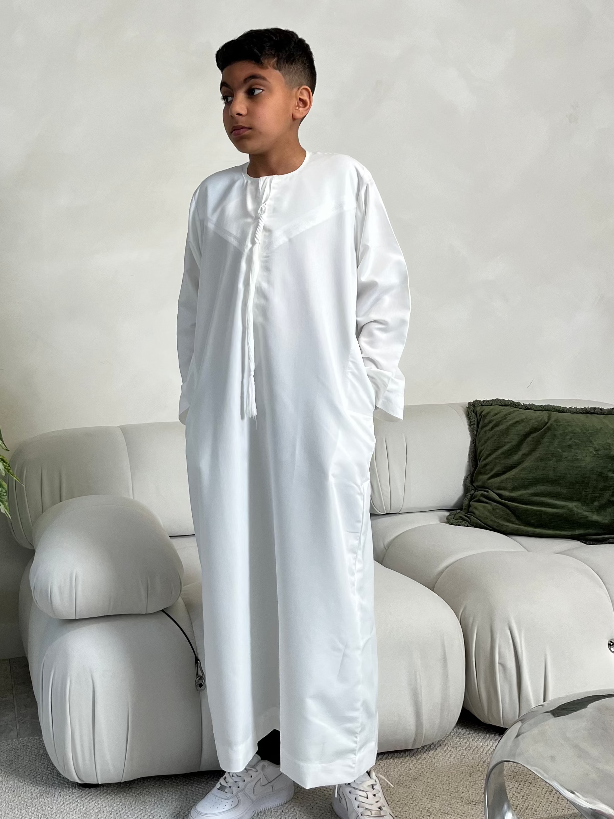 White Emirati Kids, Emirati Thobes