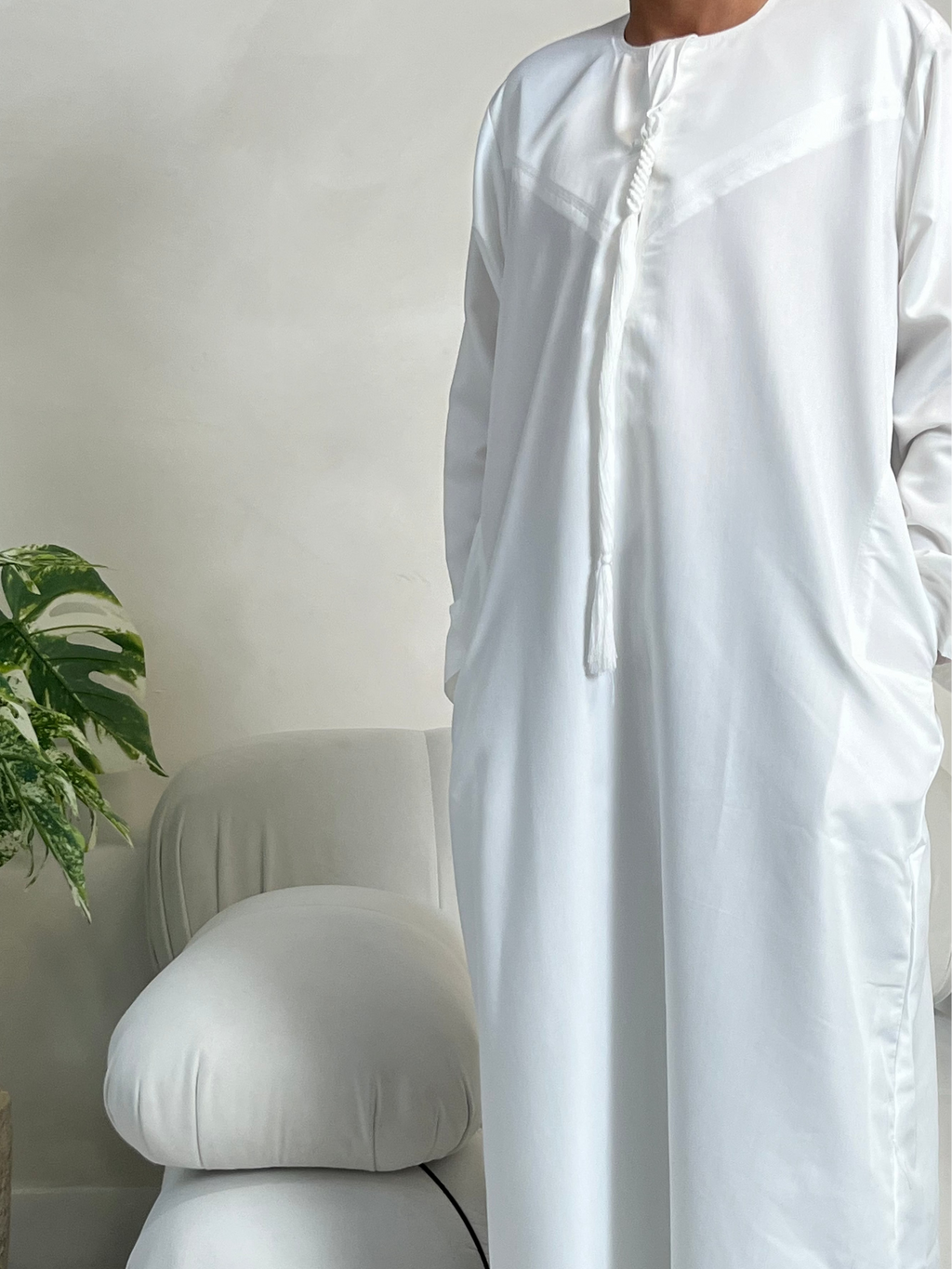 White Emirati Kids, Emirati Thobes